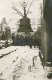 16.1.1942: Schüler der Possendorfer Schule sehen sich den Abtransport an, im Hintergrund die Dächer des Rittergutes. (Bild: Archiv der Kirchgemeinde Possendorf)