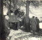 Dezember 1955: Abladen der neuen Glocken vom Lkw am Friedhofstor zur B170. (Bild: Archiv der Kirchgemeinde Possendorf)