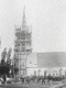 18.6.1885: Der eingerüstete, neu erbaute Kirchturm anlässlich des Hebeaktes. Der Entwurf für den Neubau des Turmaufsatzes stammte von Traugott Ernst Sommerschuh, einem gebürtigen Rippiener. (Bild: Archiv der Kirchgemeinde Possendorf)