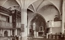 Der Innenraum nach der Renovierung von 1907. Die Bänke wurden in 2 Blöcken aufgestellt. Der Altar wurde aus Sandstein neu gestaltet. Die Kanzel befindet sich wieder an ihrem ursprünglichen Platz. Die Emporen haben nur noch eine Holzbrüstung und bestehen jetzt aus Stahlbeton. Auf der 1. Empore befindet sich die Loge des Rittergutes Kleincarsdorf, daneben von der Säule verdeckt die Loge des Rittergutes Bärenklause. Im Altarraum oben ist die Loge des Rittergutes Possendorf für die Herrschaftsfamilie, darunter die Loge für die Dienerschaft. (Bild: Archiv der Kirchgemeinde Possendorf)